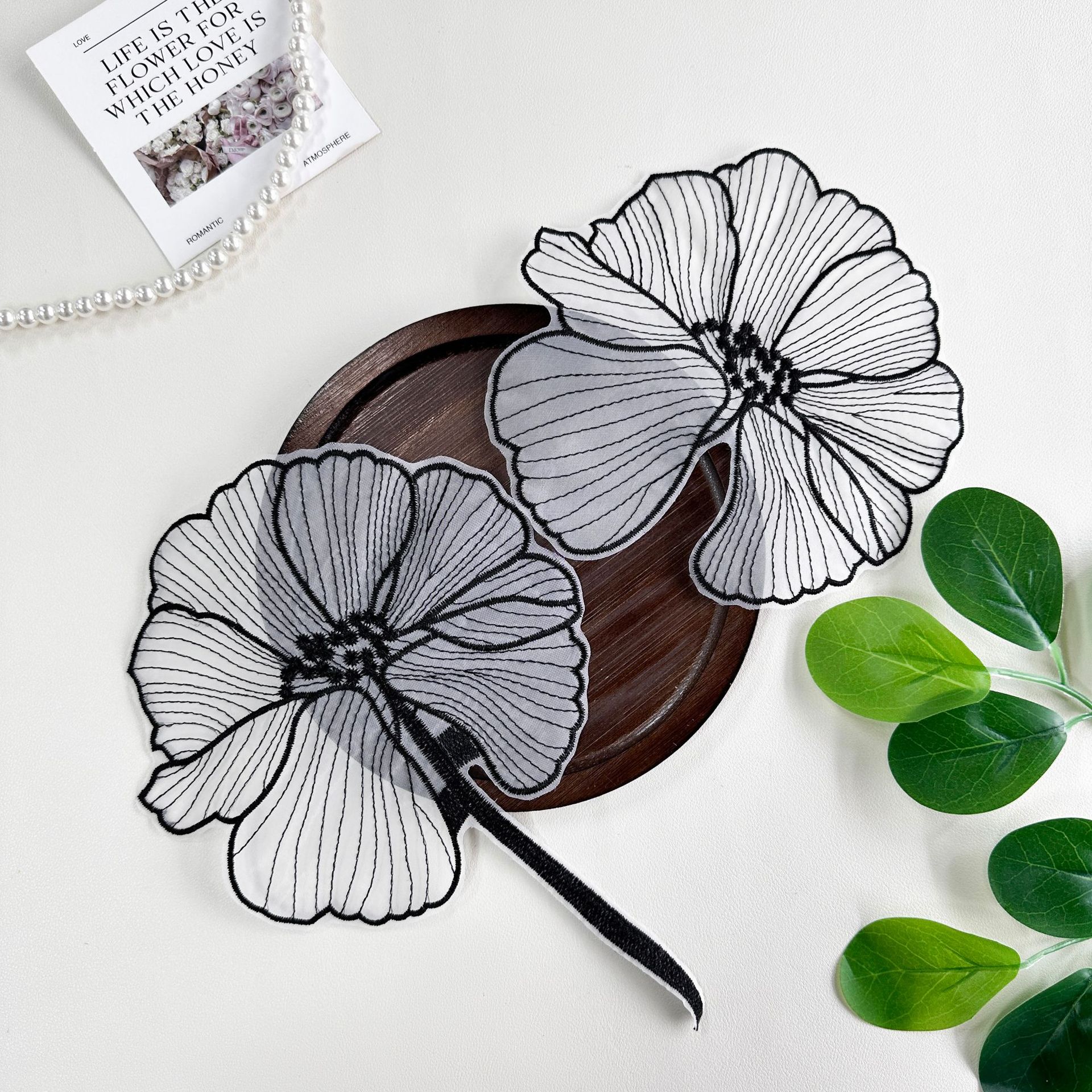 Línea blanca y negra bordada de loto pegatinas de tela Kogan hilo fondo romántico decoración de ropa Zhang Zi punto cosido DIY pegatinas