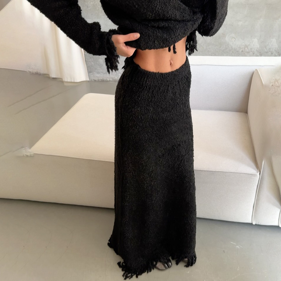 Completo cardigan in maglia a vita alta con frange e minigonna: morbida eleganza con un tocco parigino_voghion.com