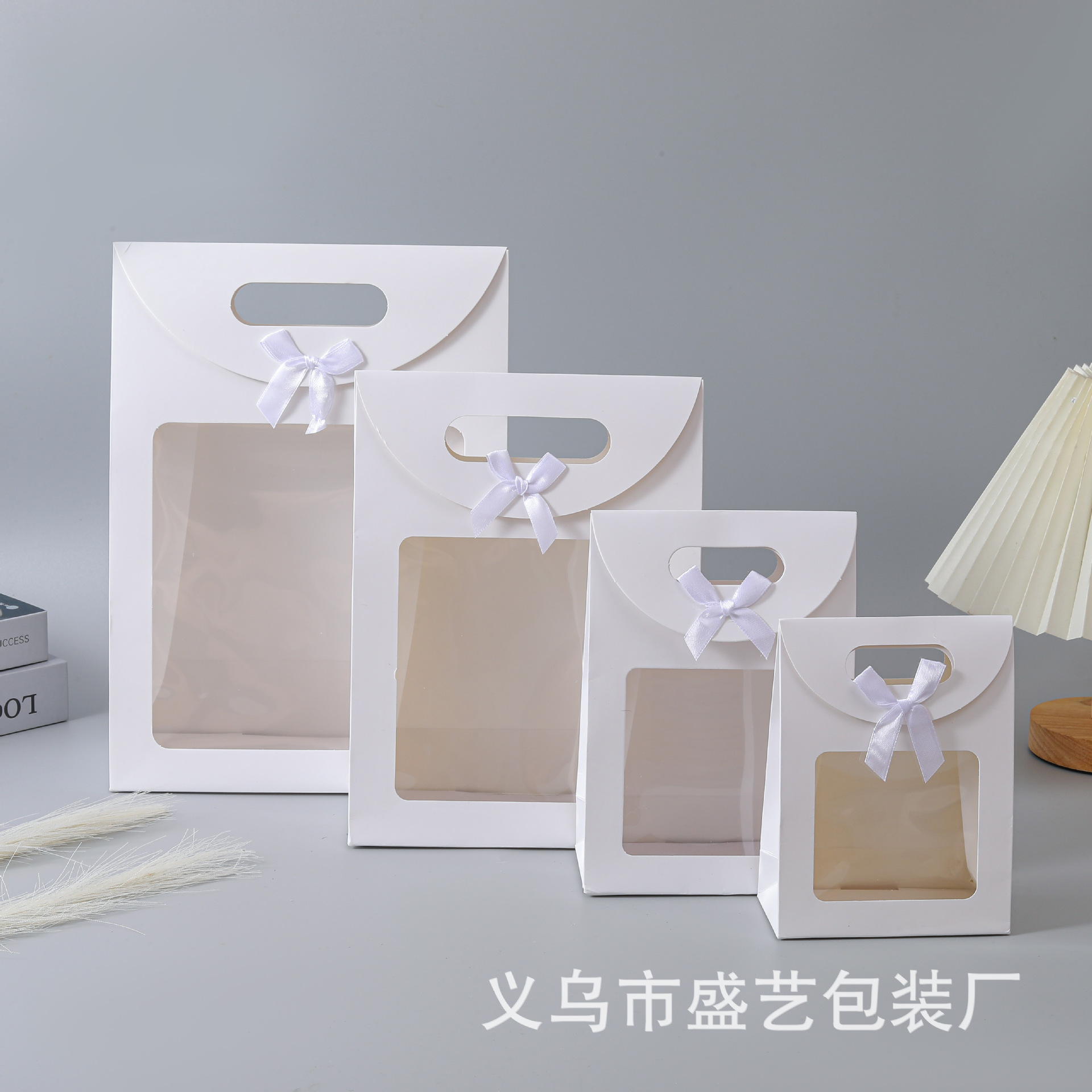 Navidad abre la ventana con lazo y solapa, el escaparate es transparente, estilo ins, el novato de xiaoqing lleva la bolsa de regalo.