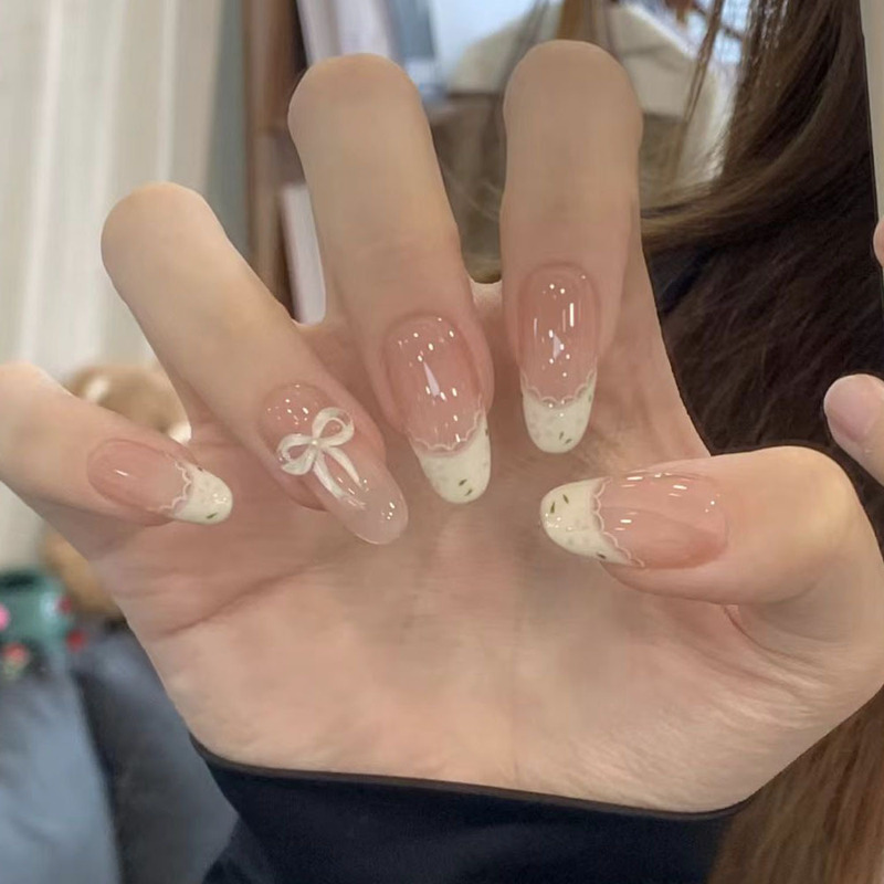 Cream floral press-on nails, French style, gentle and flattering, with detachable bow, handmade nails for students Cream floral press-on nails, French style, gentle and flattering, with detachable bow, handmade nails for students