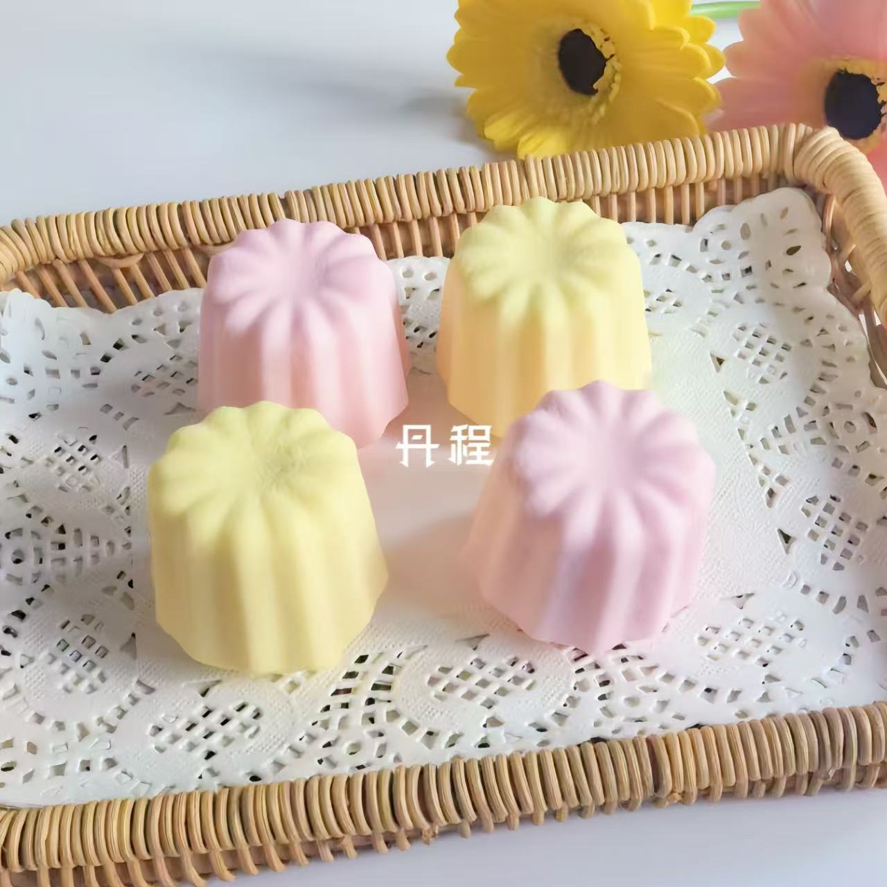 느린 리바운드를 지닌 부드러운 색상의 작은 푸딩 1개