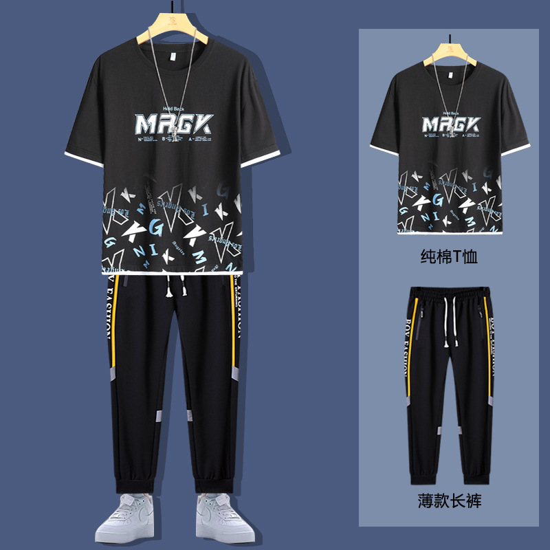 Un conjunto de verano de dos piezas de moda deportiva de algodón de manga corta camiseta de pantalones largos juveniles de moda masculina