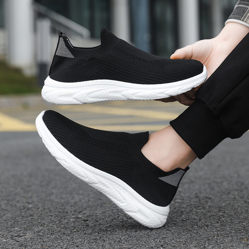 Zapatos de hombre transfronterizos perezosos de un pie 2025 primavera y verano malla zapatos de hombre zapatos casuales zapatos de todo fósforo de color sólido de fondo suave tejido volador