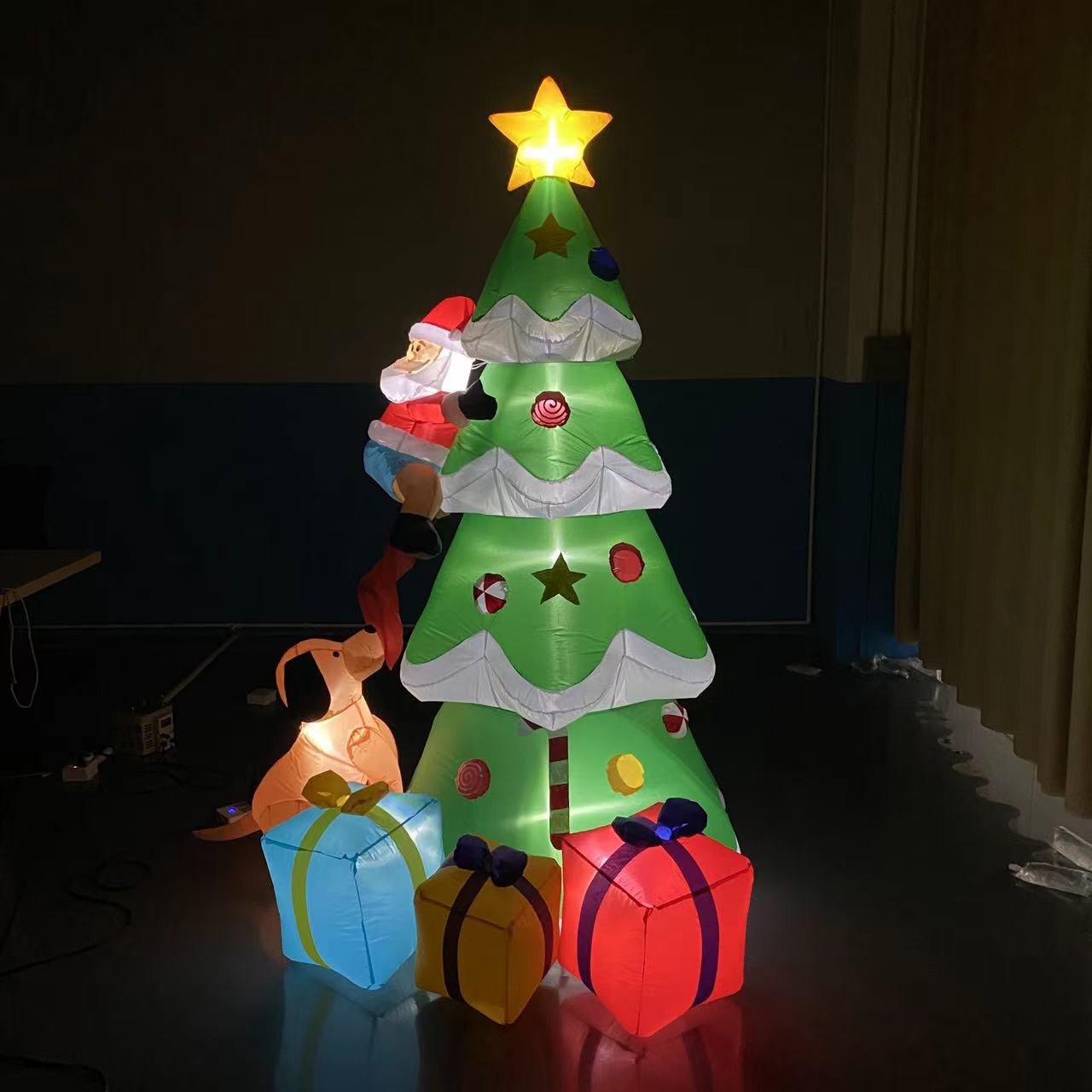 4층짜리 크리스마스 트리