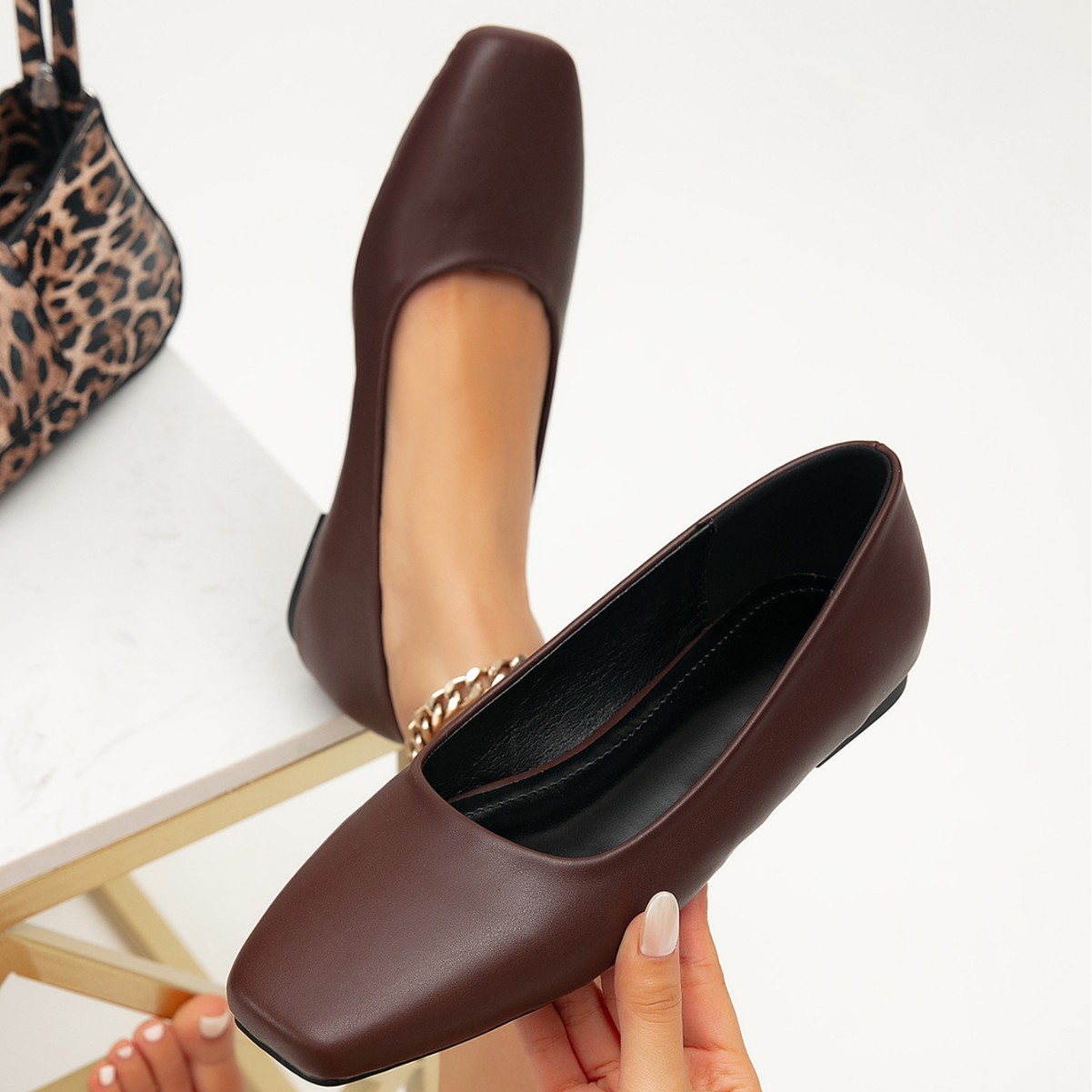 Chaussures plates marron foncé à bout carré pour femmes, élégantes, polyvalentes, basiques, raffinées et sophistiquées._voghion.com