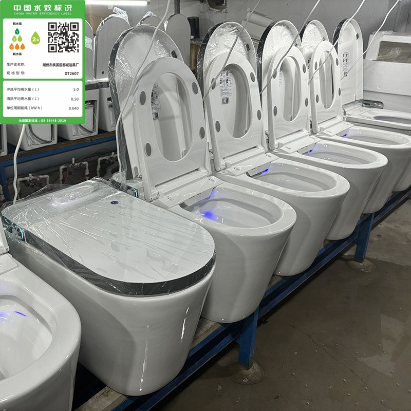 Ingeniería ligera inodoro inteligente eléctrico integrado tipo pequeño con tanque de agua escudo de espuma inodoro inteligente automático