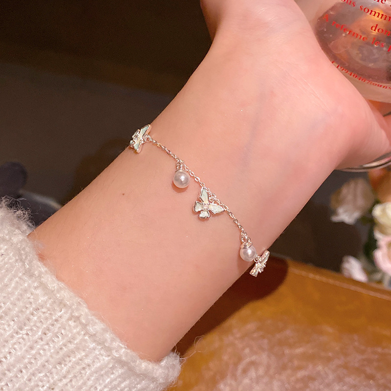韓国の新しい真珠のブレスレットの小衆は高級感の精巧なジルコンの愛の手の串の気質の蝶結びのブレスレットを合わせます。