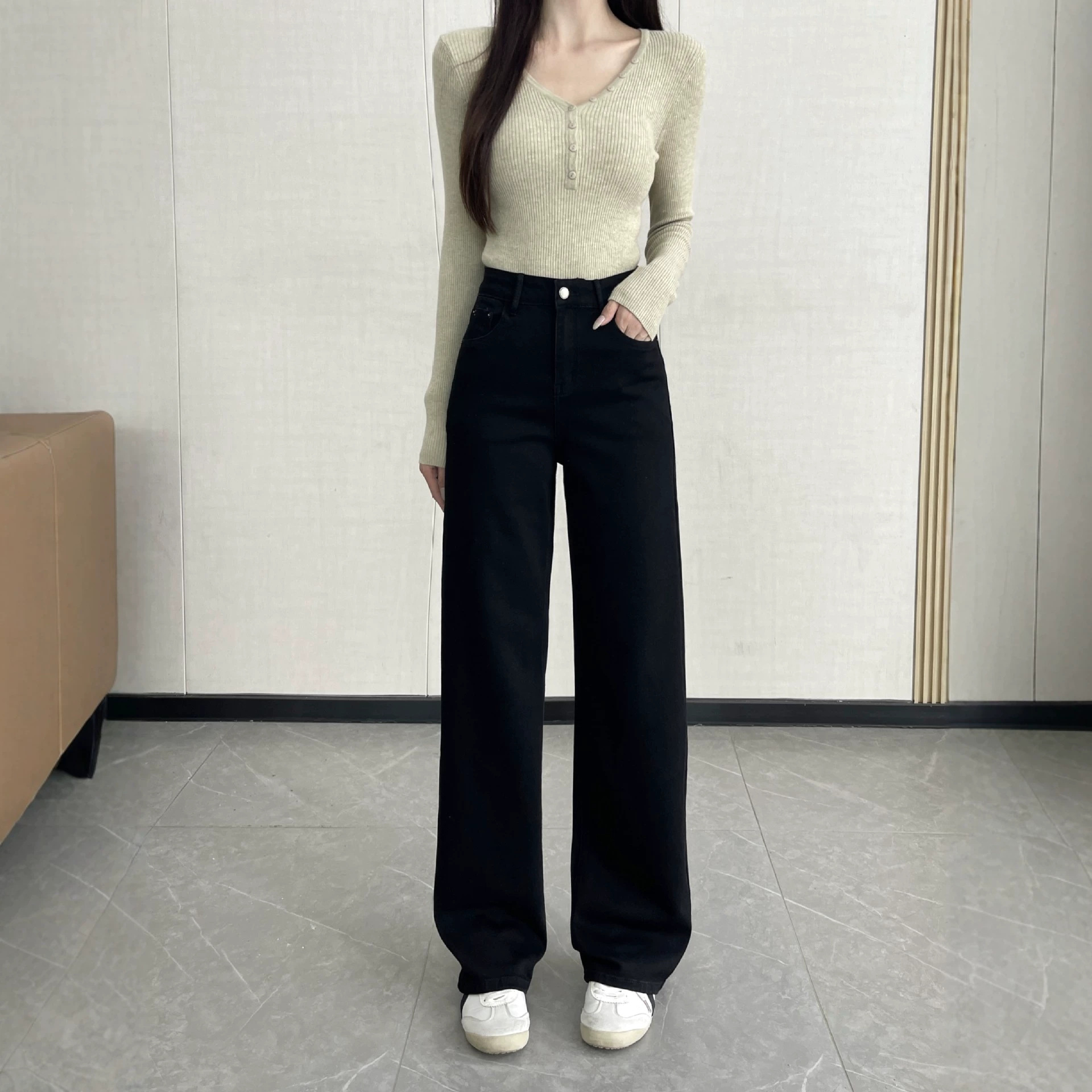 Kailin's new high-waisted, slimming, and stylish black floor-length straight-leg jeans for women, perfect for autumn 2026