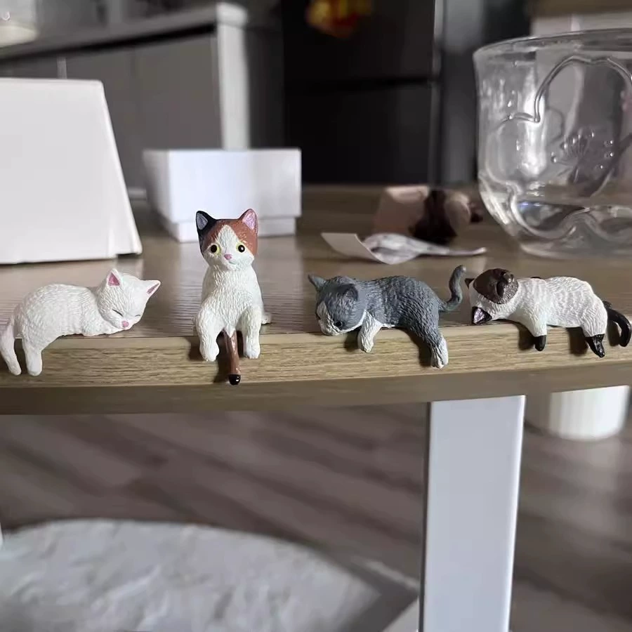 Симпатичный маленький котенок автомобиль украшает экран центральной консоли