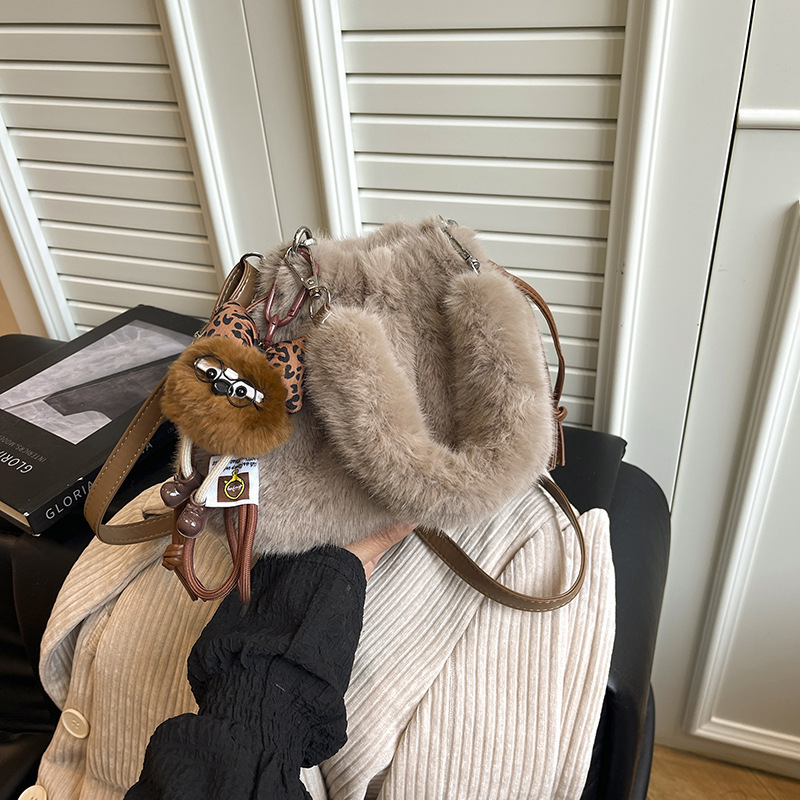 Otoño y invierno explosivo bolso peludo para mujeres 2026 nuevo bolso de mochila versátil súper caliente nicho bolso peludo bolso de cubo