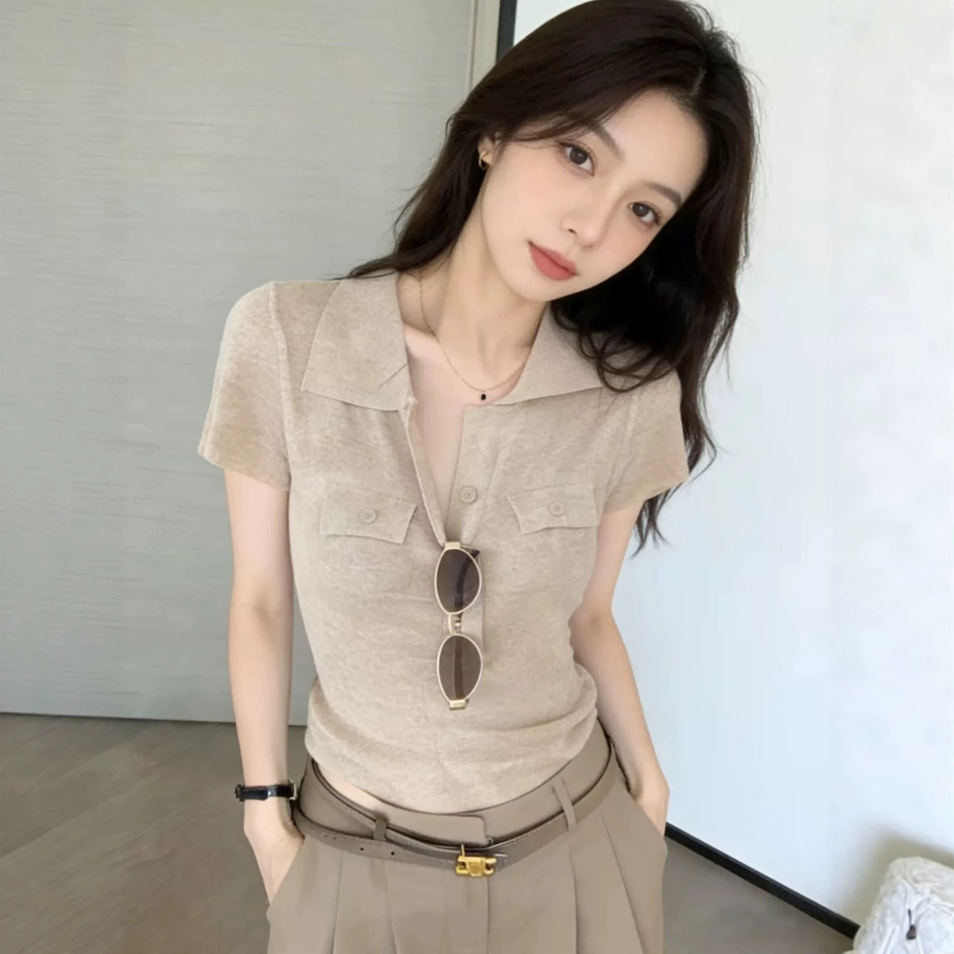Áo thun polo nữ tay ngắn cổ bẻ phong cách công sở — màu nâu nhạt