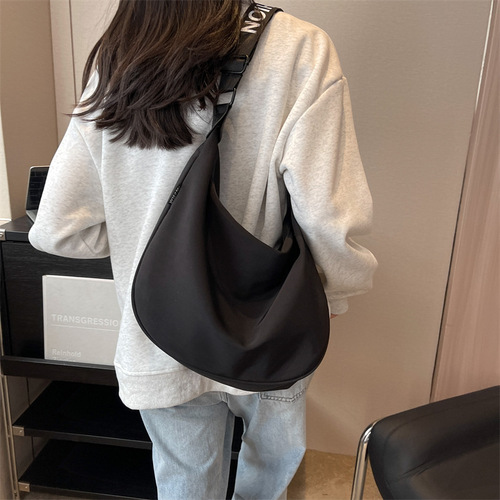 2024 new Korean version ins simple nylon cloth crossbody bag for women fashionable shoulder dumpling bag student shoulder bag trendy