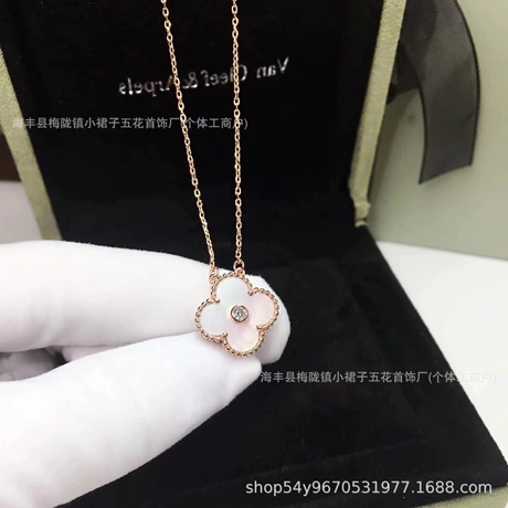 轻奢 ins 风网红锁骨链 V 金高版本四叶草吊坠 18K 玫瑰金红玉髓