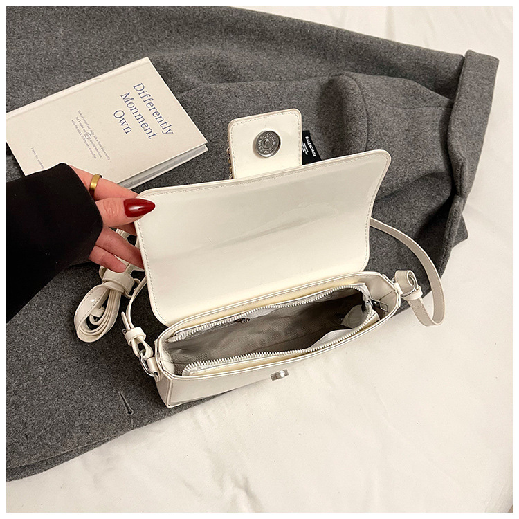 Korean style trendy underarm bag 2025 summer new women's bag, stylish diamond-encrusted single-shoulder bag, patent leather shiny crossbody bag Application Scenario