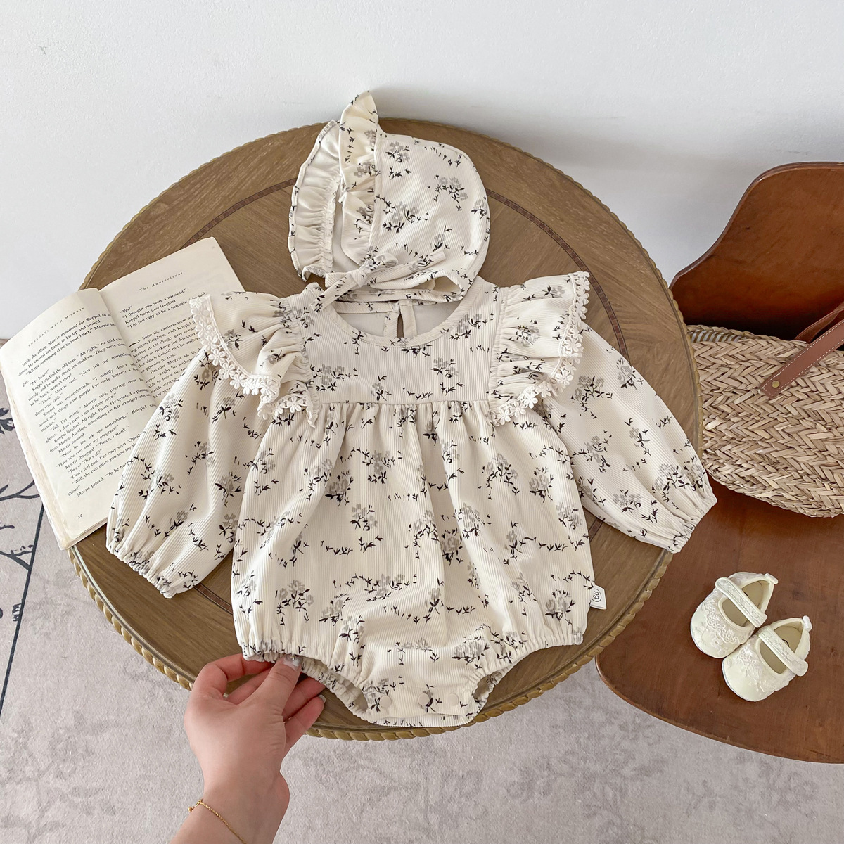 Ins coreano bebé primavera y otoño mameluco de manga larga bebé pana cuello redondo estampado floral lindo traje de escalada con capucha