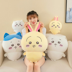 ウサチの子供の八ウサギのぬいぐるみは枕のクッションを抱いています。