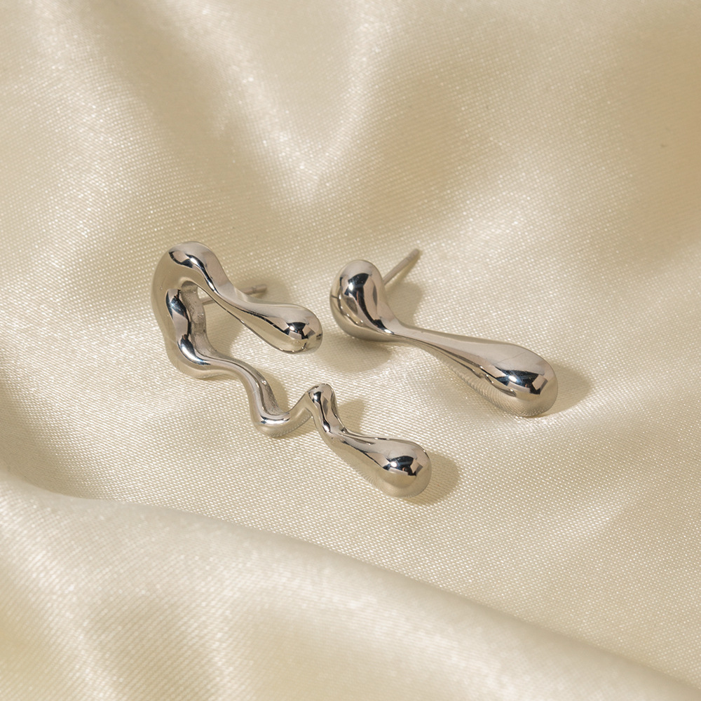 Pendientes de gota irregulares chapados en oro estilo moda_voghion.com