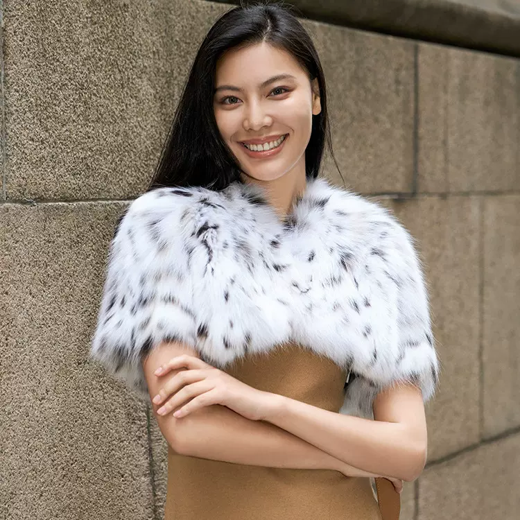 纯白披肩女2025秋冬新款气质小坎肩仿皮草名媛高品高奢美国山猫款