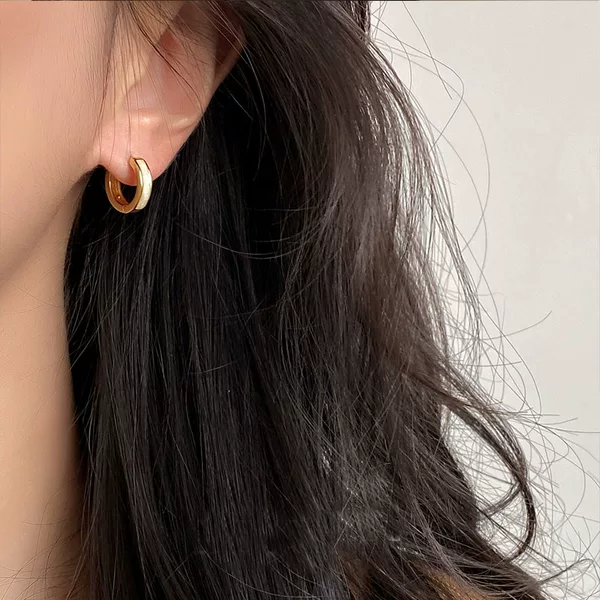 Plain gold and silver hoop earrings for women, unique and beautiful circular design, light luxury with a high-end feel, simple and elegant earrings, versatile accessory