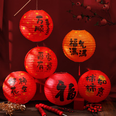 中秋節の提灯を手にして中国式の結婚式を飾ります。