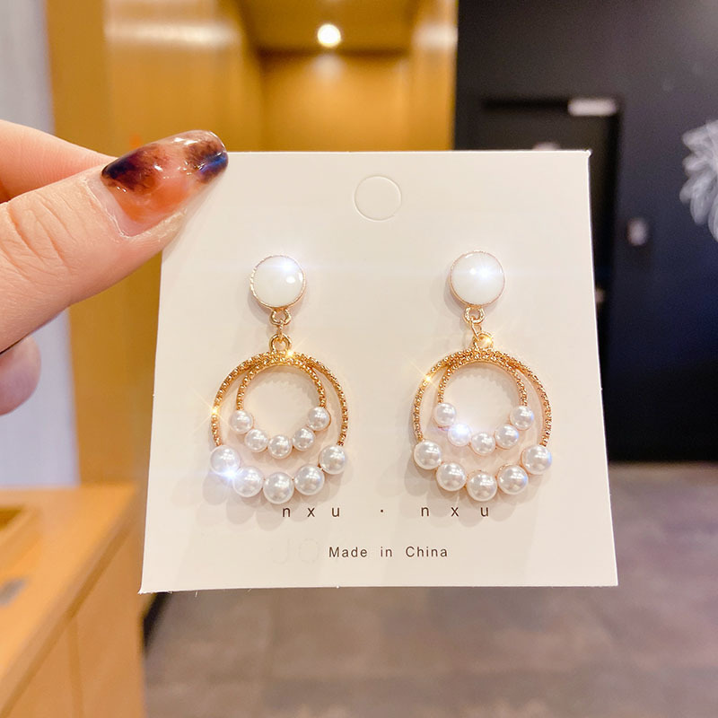 Pendientes de perlas, pendientes de estilo caliente, lujo ligero, pendientes simples de celebridades de Internet, accesorios de Yiwu, venta al por mayor