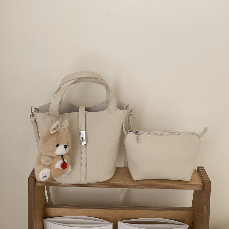 Nicho coreano canasta de platos portátiles bolso de cubo para mujeres 2026 ventas calientes nueva moda lichi patrón mochila