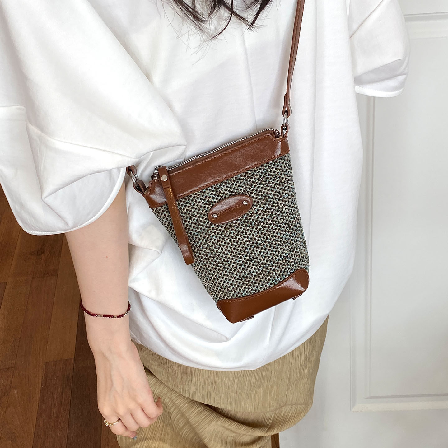 2026 bolsos casuales inclinados bolsos de moda para mujeres móviles de un solo hombro día cubos para llevar un nuevo bolso coreano tejido súper caliente