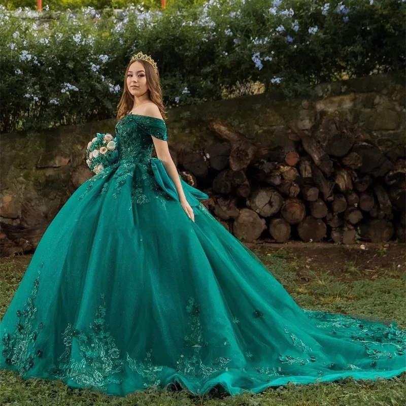 Anfitriona de vestido de noche lujoso de alto nivel nicho tono verde piano tocando princesa francesa examen de arte solo