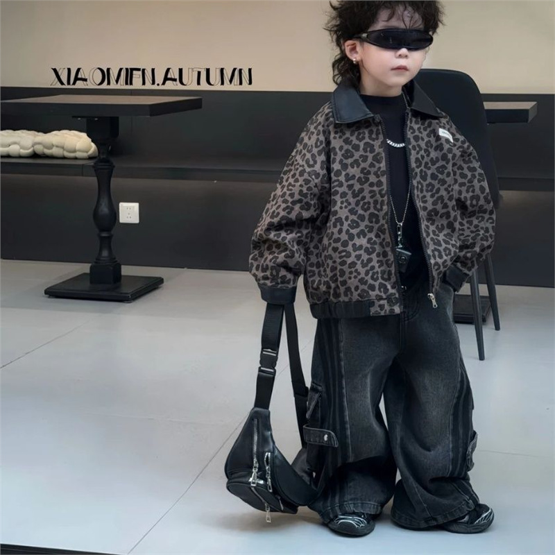 男童秋款豹纹拼皮2025新品潮酷外套夹克搭配牛仔条纹裤子帅气套装