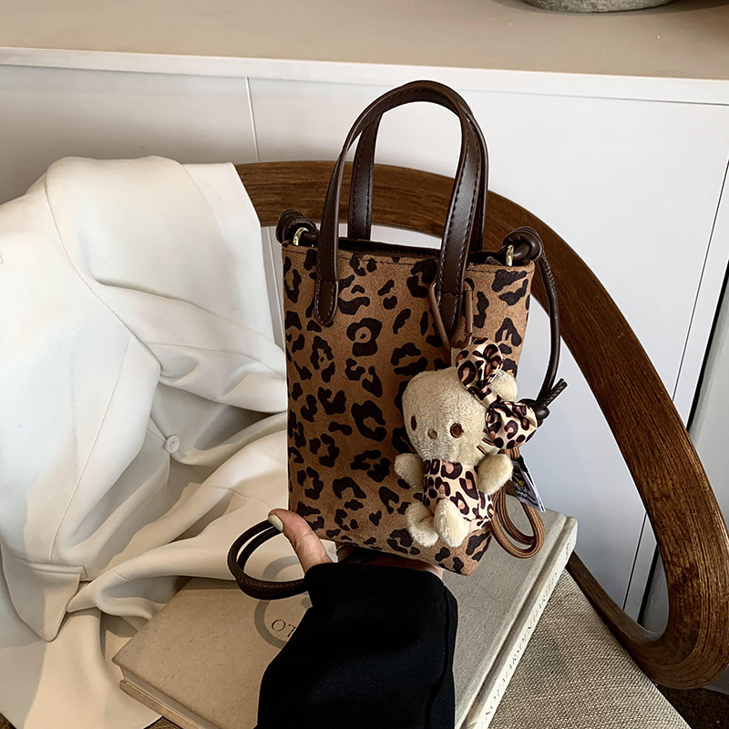 펜던트가 달린 표범 무늬 브라운