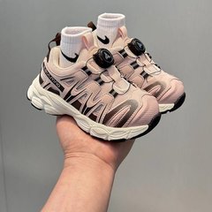 子供の靴の春の新型の男の子の登山靴の回転ボタンのお父さんの靴のネットの通気性の女の子の運動靴の潮