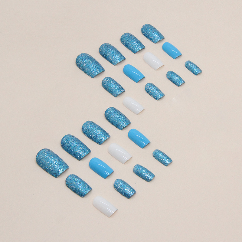Mittellanges, quadratisches, explosives Puder, vollfeste Milch mit Rüstung, Blau und Weiß, gepaart mit frischer Nagelkunst_voghion.com