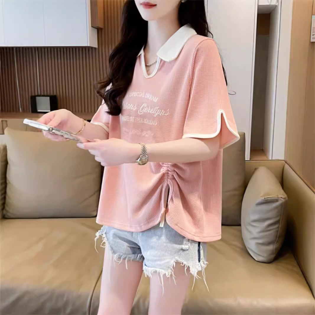 2-300 kg extra grande plisado con cuello de polo camiseta de manga corta para mujer verano nuevo estilo suelto y delgado diseño top de moda