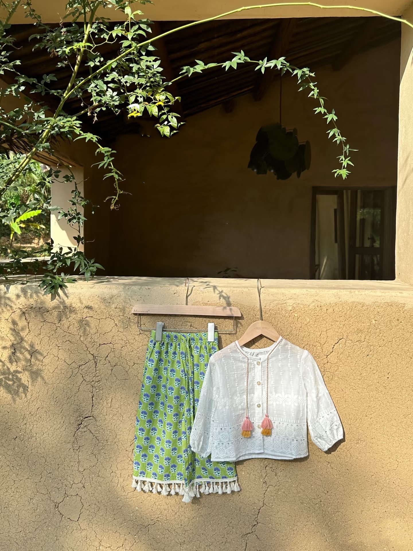 Ropa de vacaciones para padres e hijos, ropa de mujer para madres, trajes para niñas, ropa de principios de primavera, camisa blanca de moda para bebés, pantalones verdes