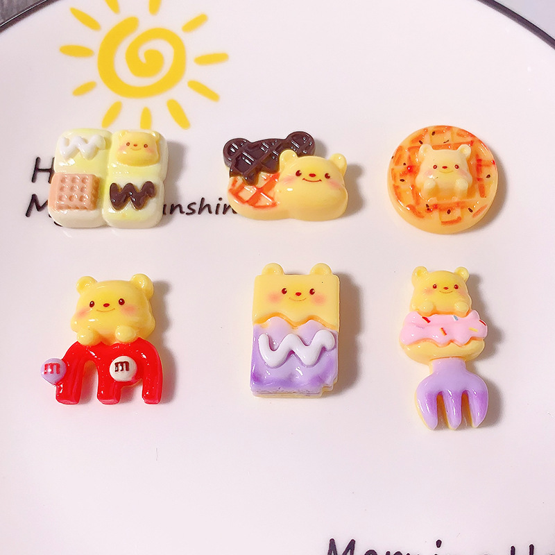 Nueva serie de pizza de dibujos animados Winnie the Pooh DIY accesorios de resina adornamiento de pegamento de crema para el cabello colgante de brazo agujero hebilla agujero