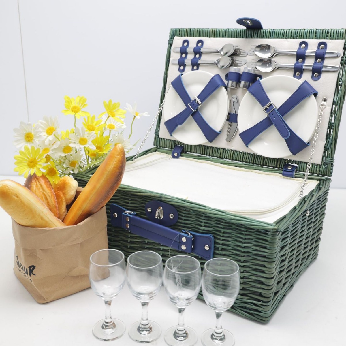 Punto de fábrica de ratán portátil con tapa de almacenamiento cesta de frutas cesta de regalo al aire libre con vajilla cesta de picnic de sauce americano