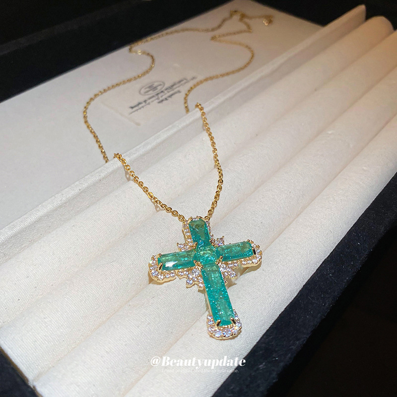 Nuevo producto verde diamante cruz colgante collar personalidad temperamento cadena de clavícula diseño de moda de nicho sentido cadena de suéter joyería