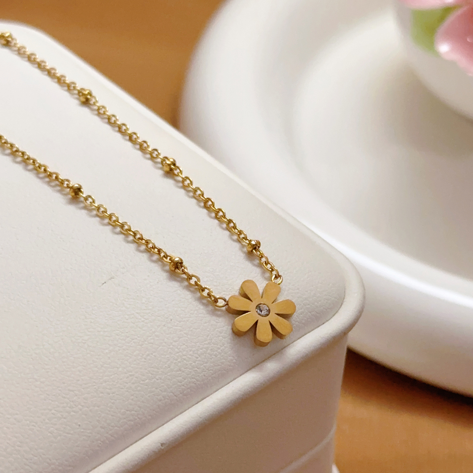 Nuevo collar de flores de margarita de titanio de acero de estilo francés 18 diamantes de oro encantador conjunto de joyería no se desvanece