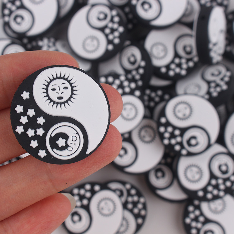 Lugar de fábrica, joyas de bolígrafo con cuentas, estrellas, luna, chismes, yin y yang, accesorios de pulsera con cuentas, cuentas de silicona al por mayor