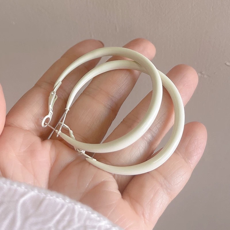 69# off-white lacquered plain hoop earrings