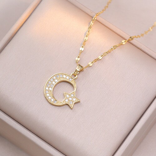 Fashionable and Simple Women's Necklace with Heart and Flower Pendant, Embedding Gems, Unique Design, Versatile Clavicle Chain Accessory.