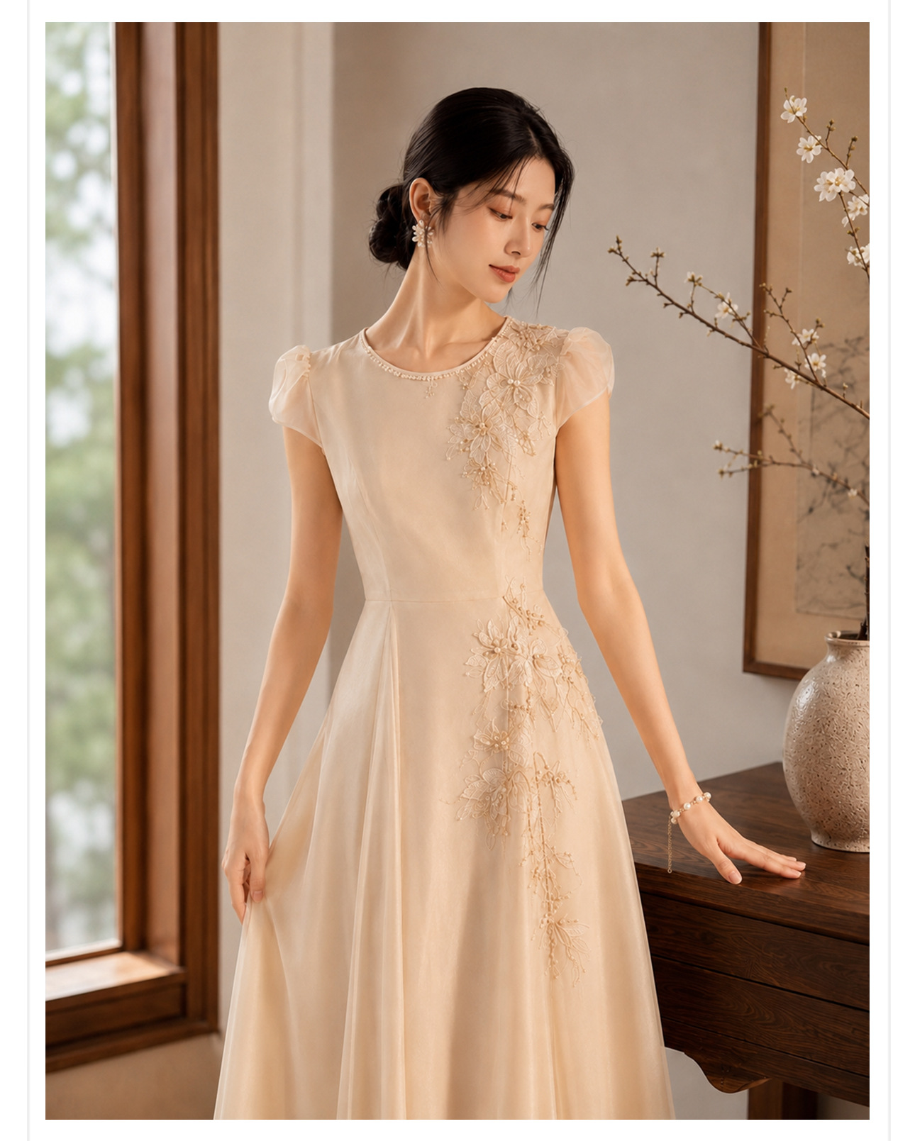 Váy dài cổ tròn thêu hoa ngọc lan lập thể kèm thắt lưng — Sữa hạnh nhân chi tiết 5