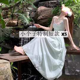 海边度假绿色露背吊带连衣裙子女夏季2026新款小个子法式收腰长裙