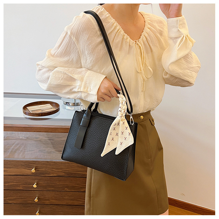 Women's Medium Pu Leather Solid Color Basic Vintage Style Zipper Crossbody Bag display picture 44