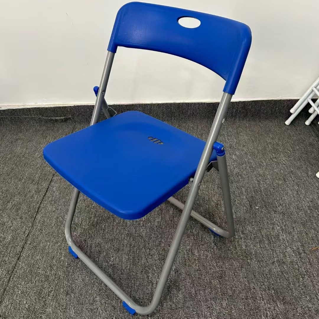 플라스틱 의자, 회색 다리, 파란색