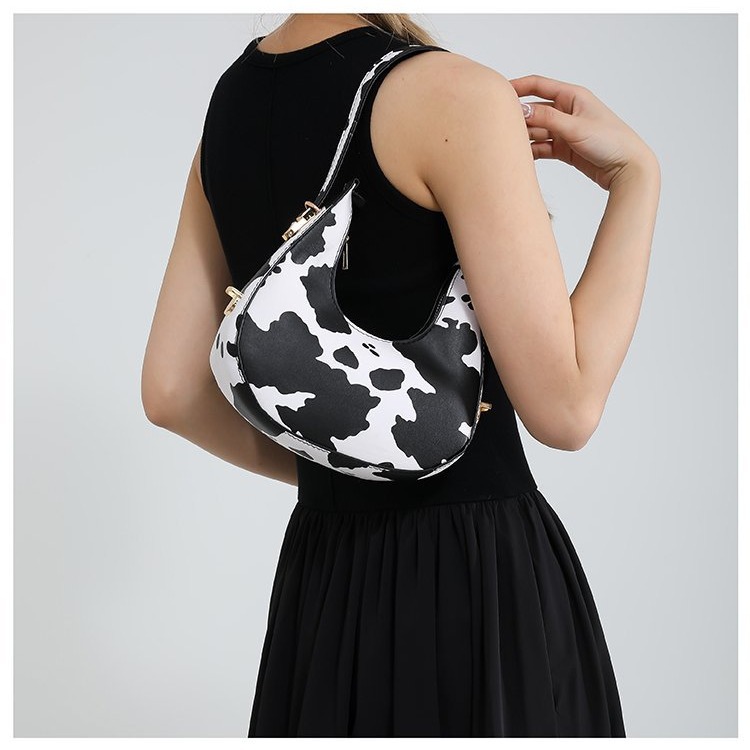 Exquisita moda con estampado de leopardo 2024 nuevo estilo estilo occidental patrón de cebra personalidad textura tendencia mensajero portátil bolso de luna nueva mujer