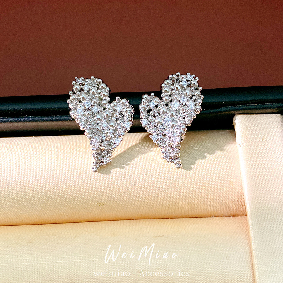 18k oro real chapado aguja de plata zircon pernos de orejas en forma de corazón personalidad simple pendientes de nicho ligero lujo alta sensación de orejas para mujeres image 4