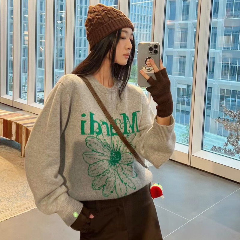South Korea small fashion brand high-end daisy sweater mardi small daisy embroidery autumn and winter round neck sweater sweater South Korea small fashion brand high-end daisy sweater mardi small daisy embroidery autumn and winter round neck sweater sweater