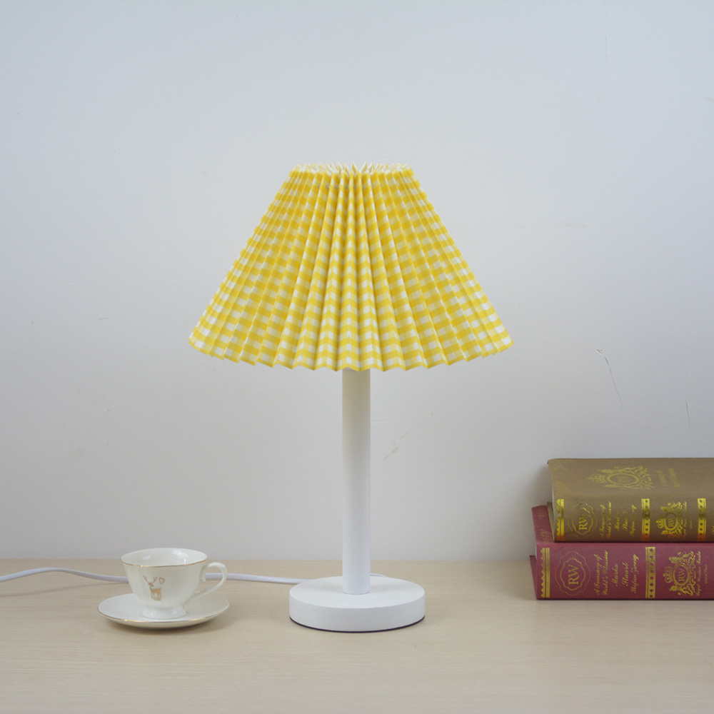 Lámpara de mesa plisada de noche de dormitorio de madera maciza nórdica Corea del Sur internet celebrity ins B & B cafe dormitorio lámpara de decoración nocturna