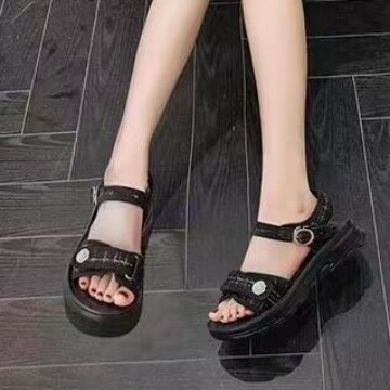 2026 nuevo estilo de verano en línea ins moda versátil zapatos de playa deportivos muffin bottom una hebilla de sandalias de hadas